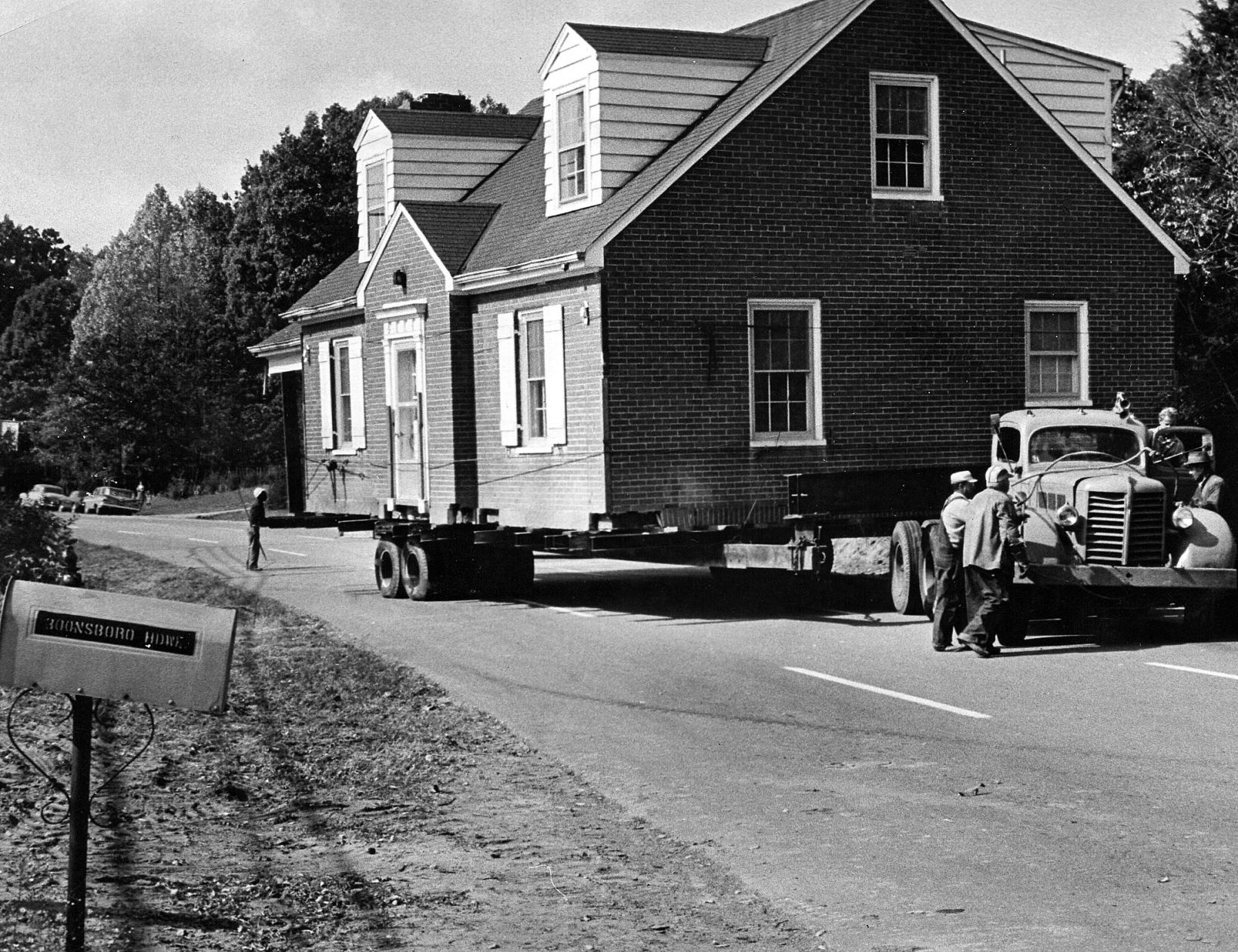 1964-10-25 housemoving.jpg